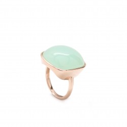 ANILLO CON UNA GEMA VERDE CUADRADA