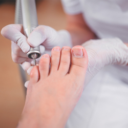 PIES TRATAMIENTO CALLUSPEELING + ESMALTE